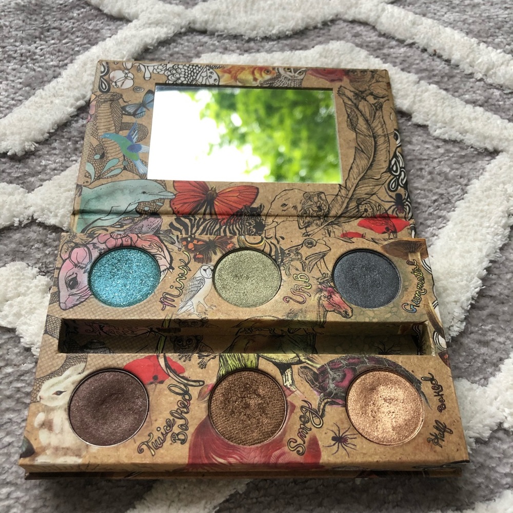 Urban ✨Decay eyeshadow palette.